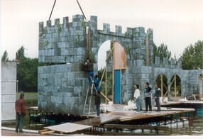 Conception et réalisation d'un décors de spectacle sur structure flottante.